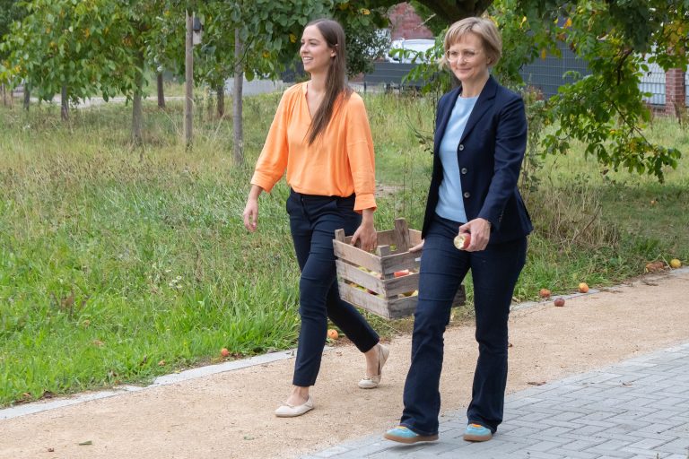 Miteinander ernten: Franziska Brantner, Miriam Auner und wir